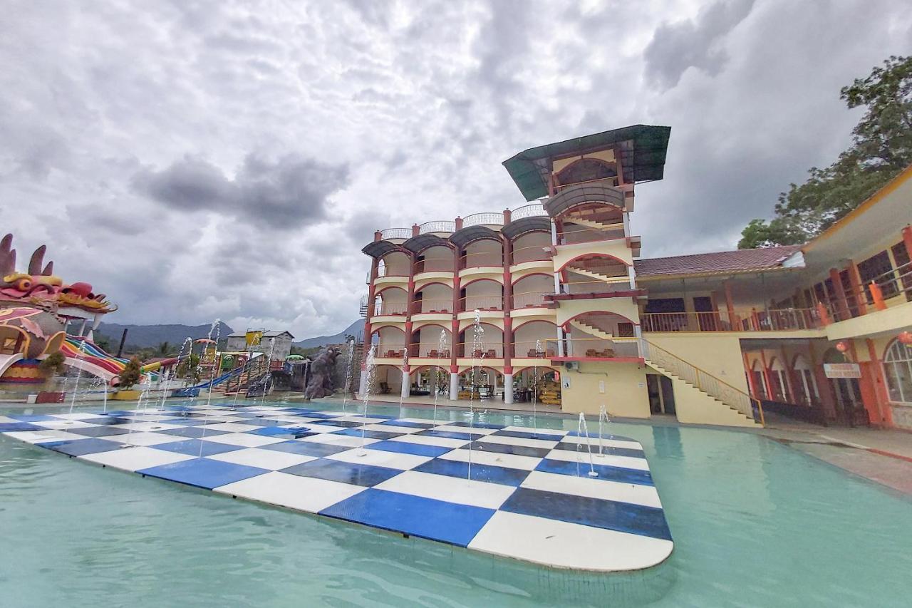 Oyo 3196 Hotel Taman Cinta Singkawang Exterior photo