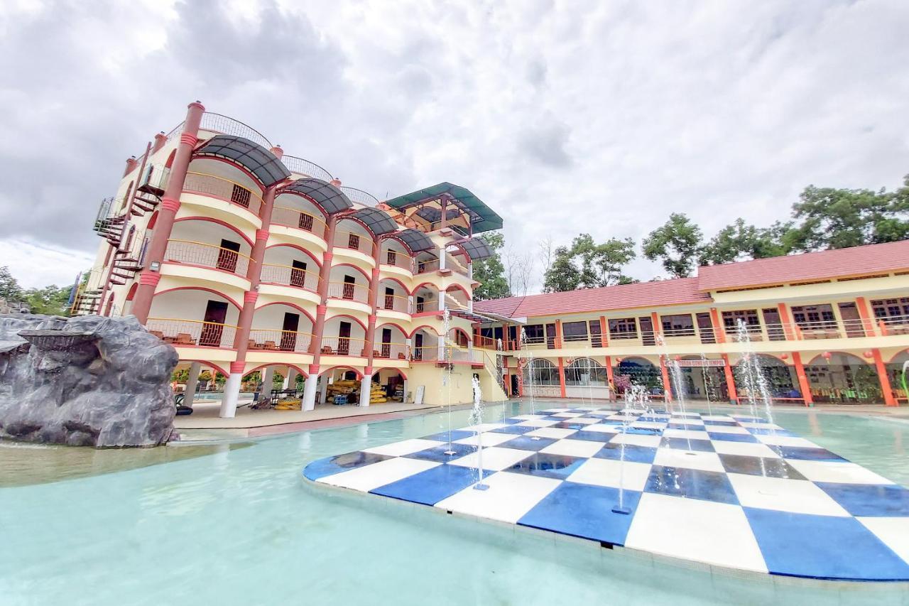 Oyo 3196 Hotel Taman Cinta Singkawang Exterior photo