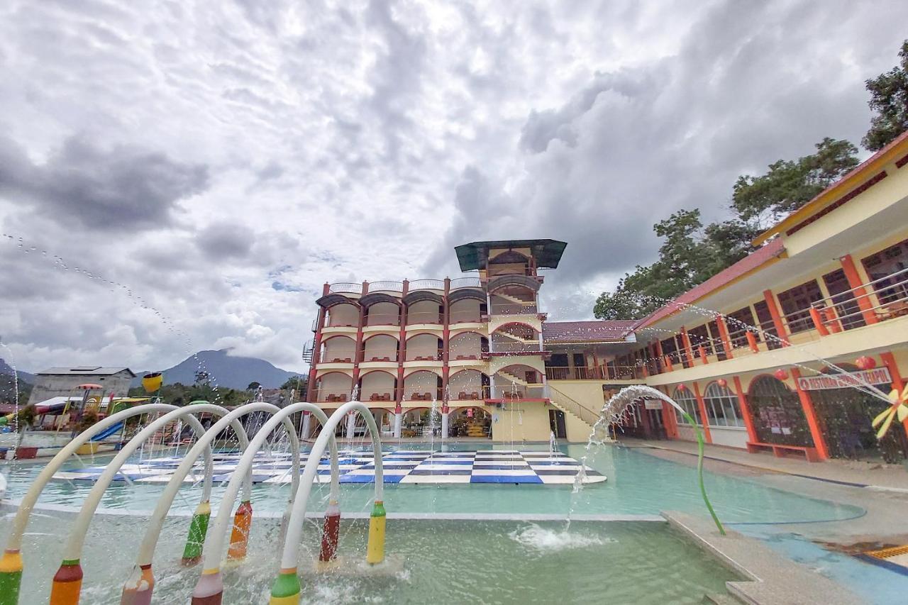 Oyo 3196 Hotel Taman Cinta Singkawang Exterior photo