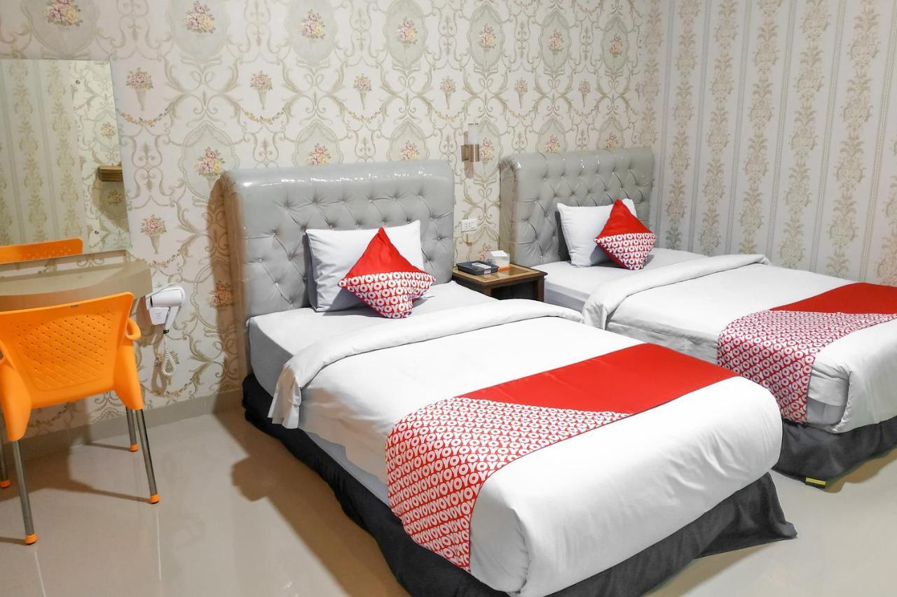 Oyo 3196 Hotel Taman Cinta Singkawang Room photo